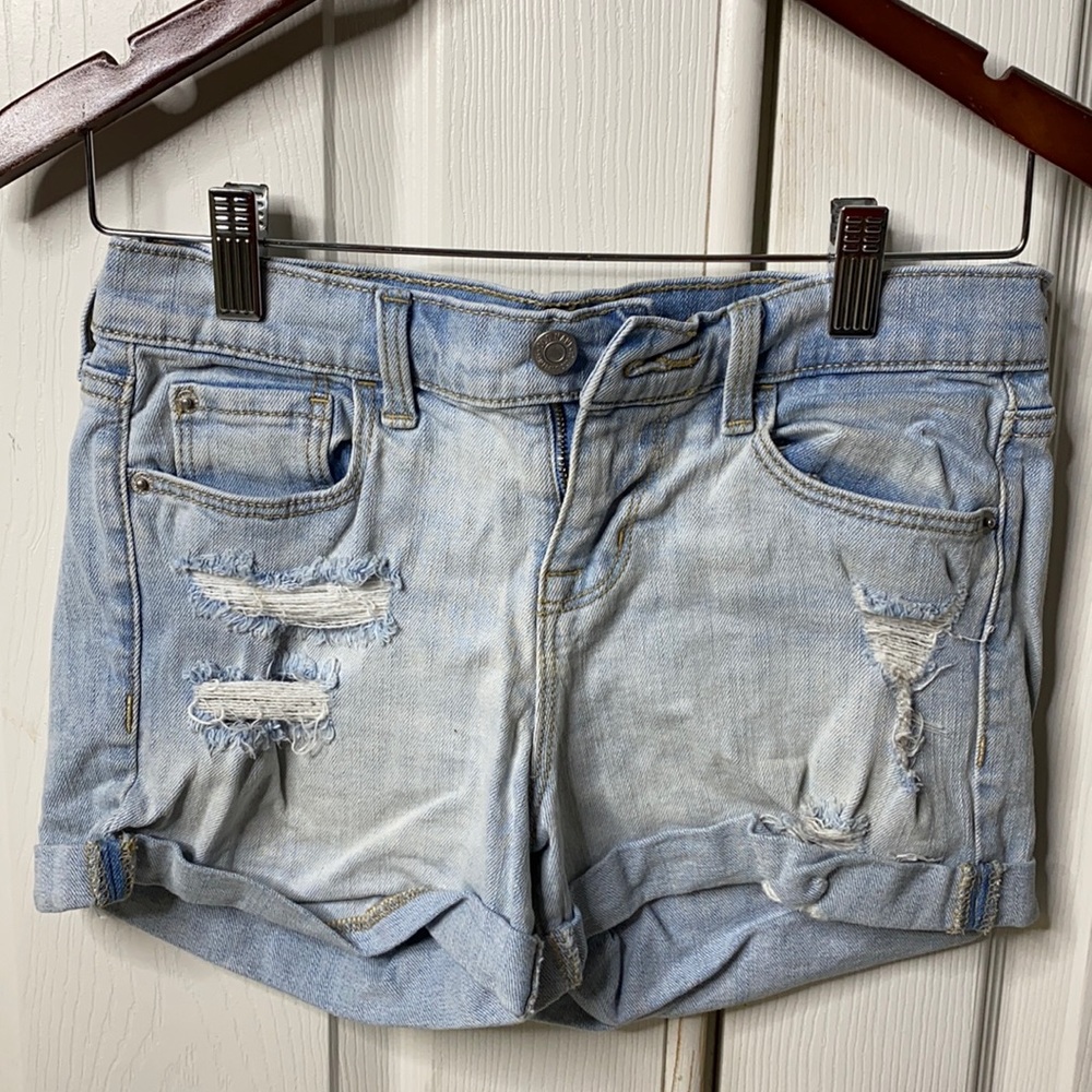 Old Navy distressed boyfriend jean short size 2